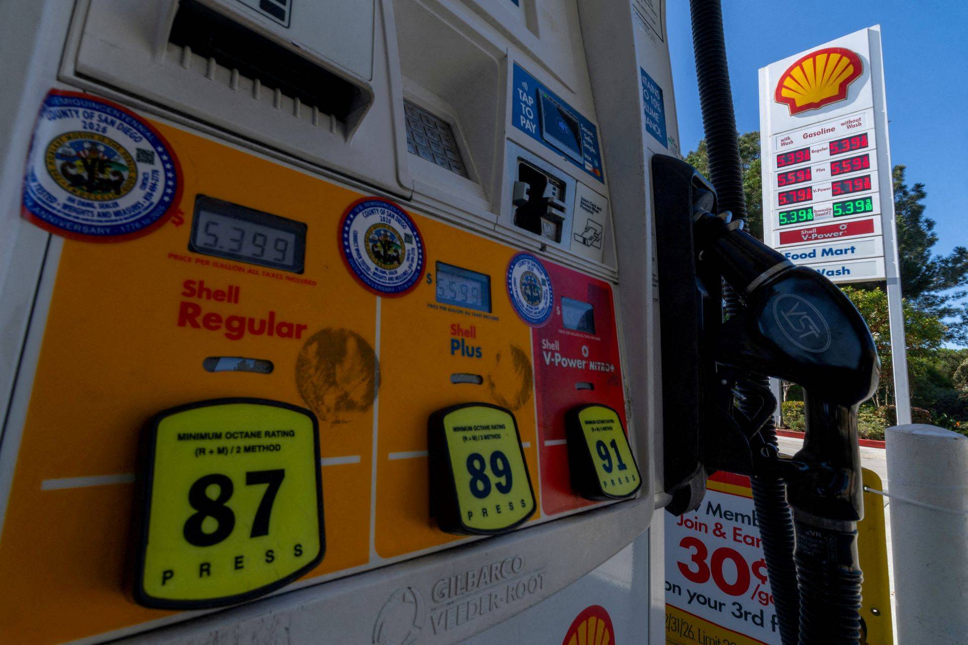 Preços da gasolina em uma bomba de combustível em Del Mar, na Califórnia, EUA - 03/03/2026 (Foto: REUTERS/Mike Blake)