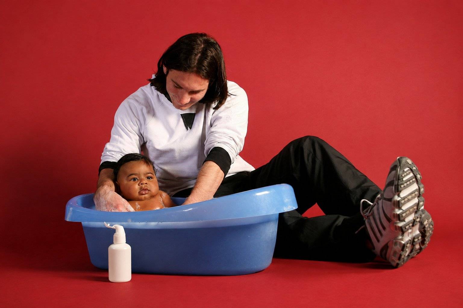 O jovem Messi e Lamine Yamal bebê em uma campanha da Unicef. Foto: Joan Monfort/UNICEF