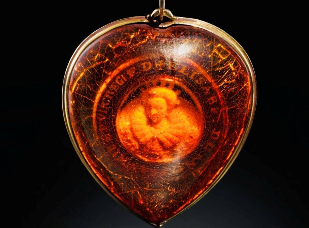 Pingente em formato de coração feito em âmbar com a imagem de Elizabeth I