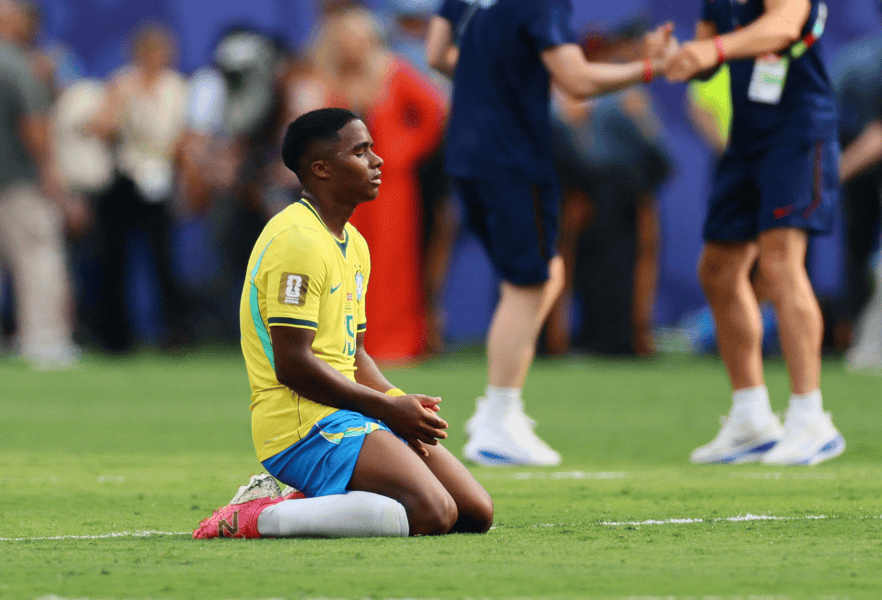 Copa do Mundo da FIFA 2026 - Oitavas de final - Brasil x Noruega - Estádio New York New Jersey, East Rutherford, Nova Jersey, Estados Unidos - 5 de julho de 2026.
Endrick, do Brasil, demonstra decepção após a partida, enquanto a seleção brasileira é eliminada da Copa do Mundo.
IMAGN IMAGES via Reuters/Caean Couto.