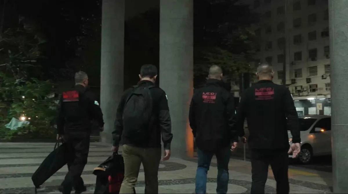 Agentes da Coordenadoria de Segurança e Inteligência (CSI/MPRJ) cumprem mandados de prisão e de busca e apreensão. Foto: Divulgação /MPRJ