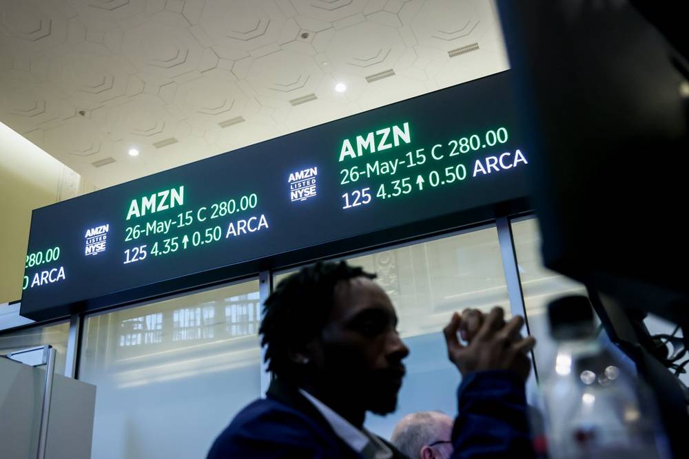 Placa da Amazon no pregão da American Stock Exchange (AMEX) na Bolsa de Valores de Nova York (NYSE), em Nova York. Foto: Michael Nagle/Bloomberg
