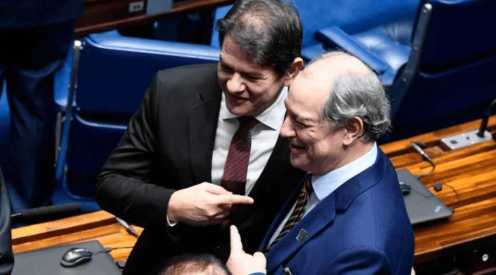 Cid e Ciro na cerimônia de posse do senador, em 2019, no Plenário do Senado.Marcos Oliveira/Agência Senado
