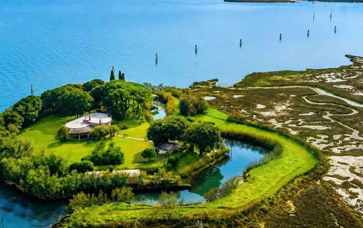 A Ilha de Crevan, na Lagoa de Veneza, está à venda, com jardins e um forte do século XIX reformado (Divulgação/Lionard Luxury Real Estate)