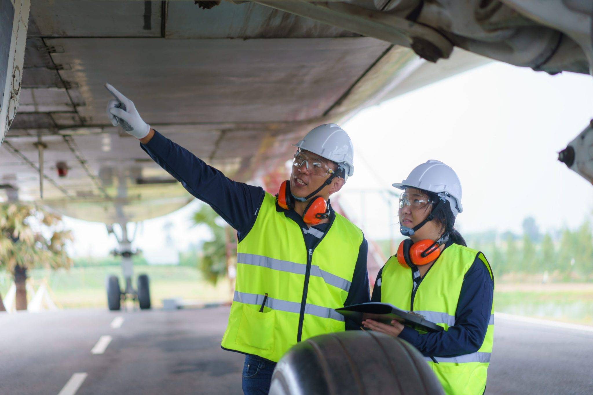Técnicos de manutenção aeronáutica podem garantir salários de seis dígitos para integrantes da geração Z, desde que estejam dispostos a enfrentar condições climáticas extremas, pistas ruidosas e o cheiro de combustíveis de aviação | Prasit photo/Getty Images