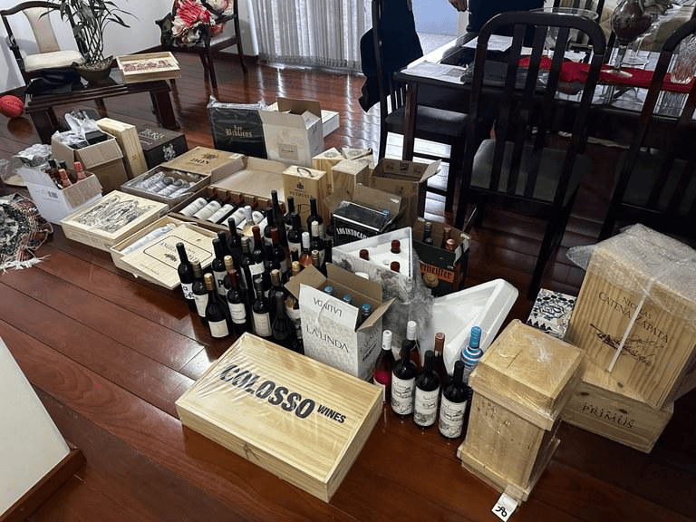 Garrafas de vinho encontradas pela PF na residência de Vorcaro em São Paulo